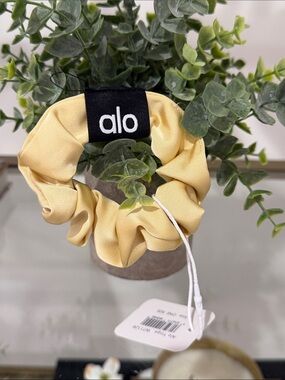ALO Yoga Kids Satin Scrunchie - Butter Yellow